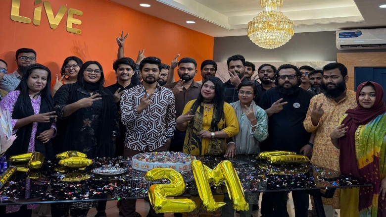 লাইভ শপিং এর সিইও আশিক খান ও ম্যানেজমেন্ট।
